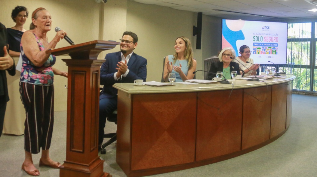 Prefeitura de Fortaleza entrega papel da casa para famílias de quatro comunidades de Fortaleza