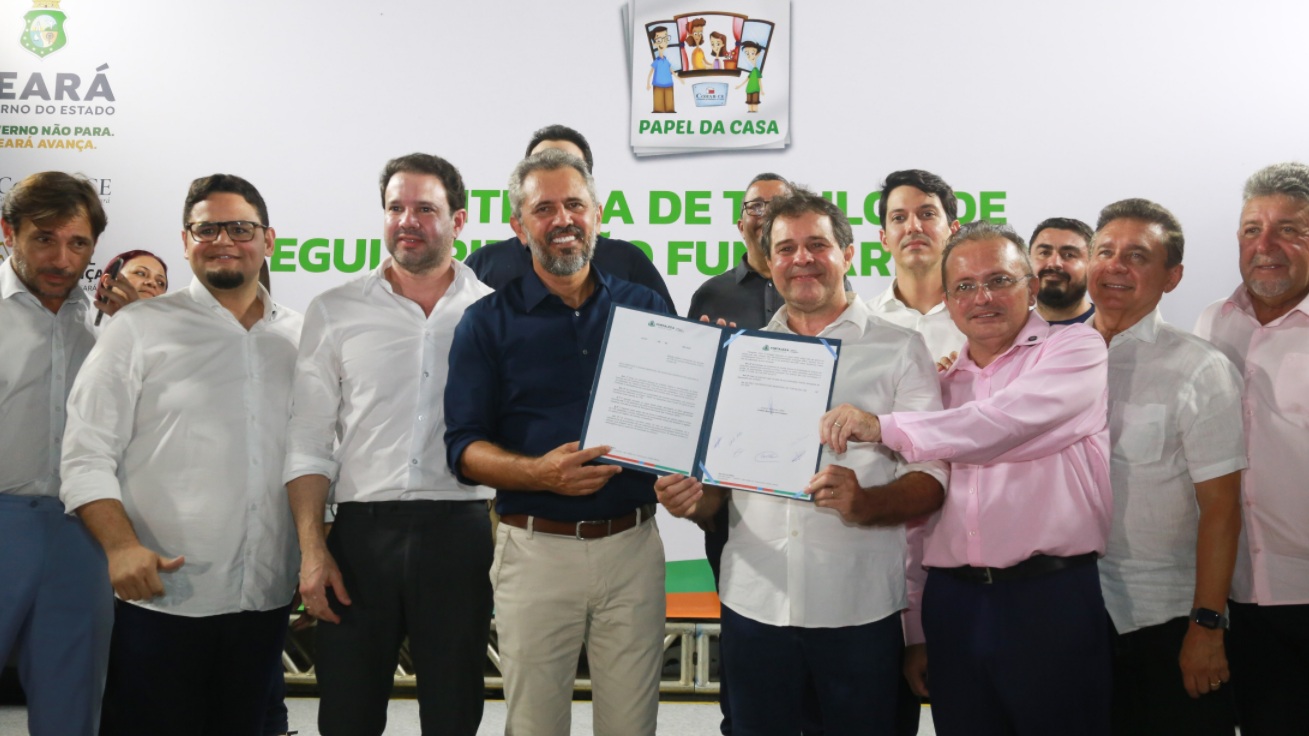 Prefeitura e Governo do Ceará entregam 333 Papéis da Casa e garante isenção de impostos para residenciais da antiga Cohab