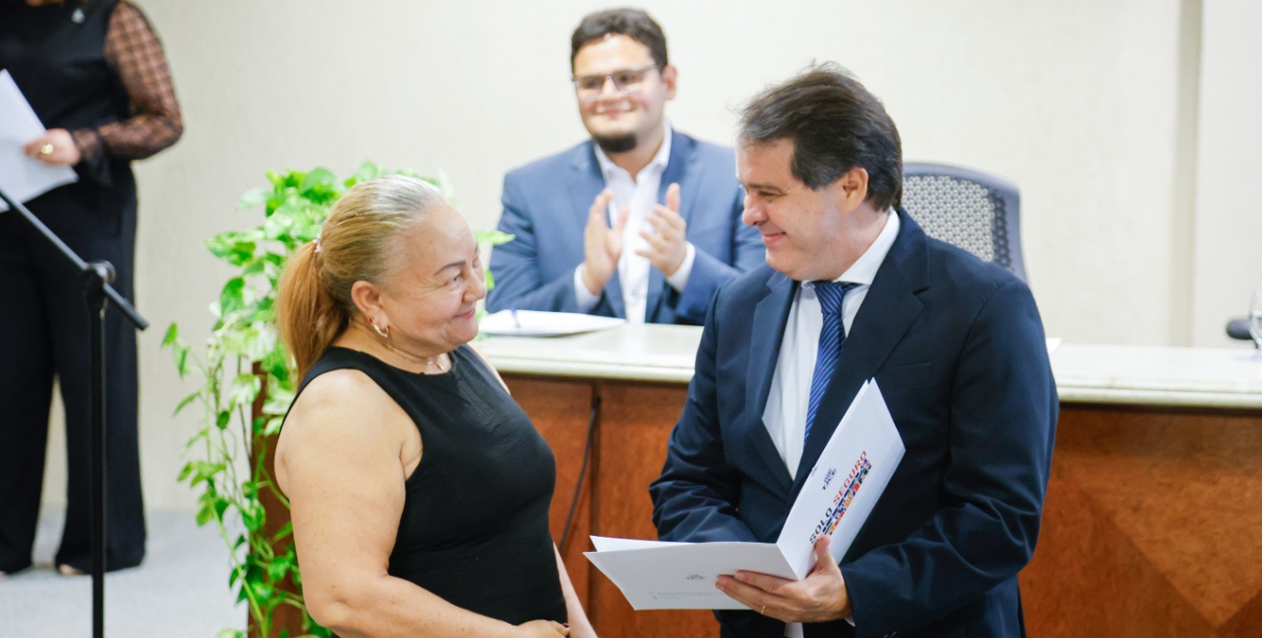Prefeito Evandro entrega matrículas de imóveis para famílias da Comunidade Francisco Ivo