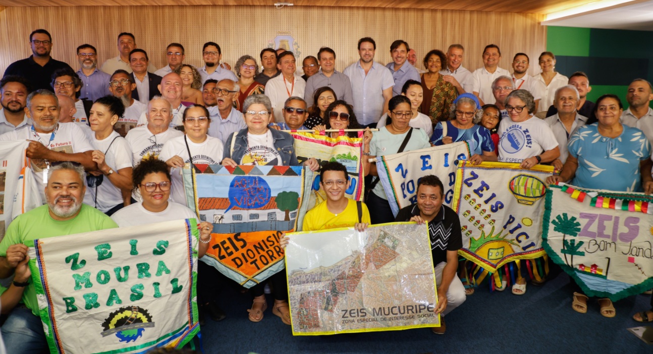 Prefeito Evandro Leitão sanciona regulamentação de 10 Zeis prioritárias de Fortaleza