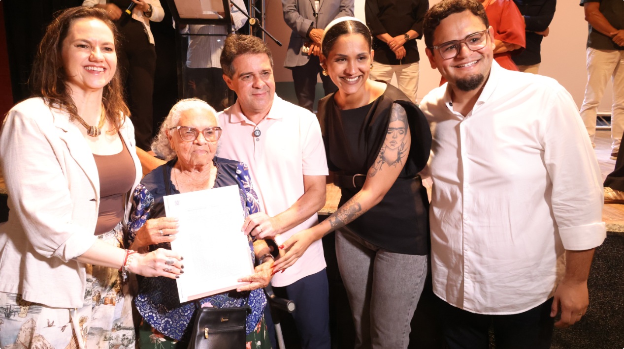 Prefeitura de Fortaleza entrega 158 papéis da casa e anuncia mais 4,7 mil matrículas