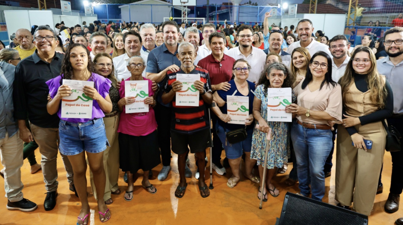 Prefeitura de Fortaleza entrega 359 Papéis da Casa no Novo Jardim Castelão