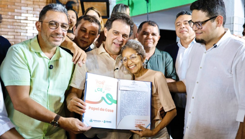 FORtaleCE: Prefeito Evandro entrega 53 papéis da casa para famílias da Granja Portugal